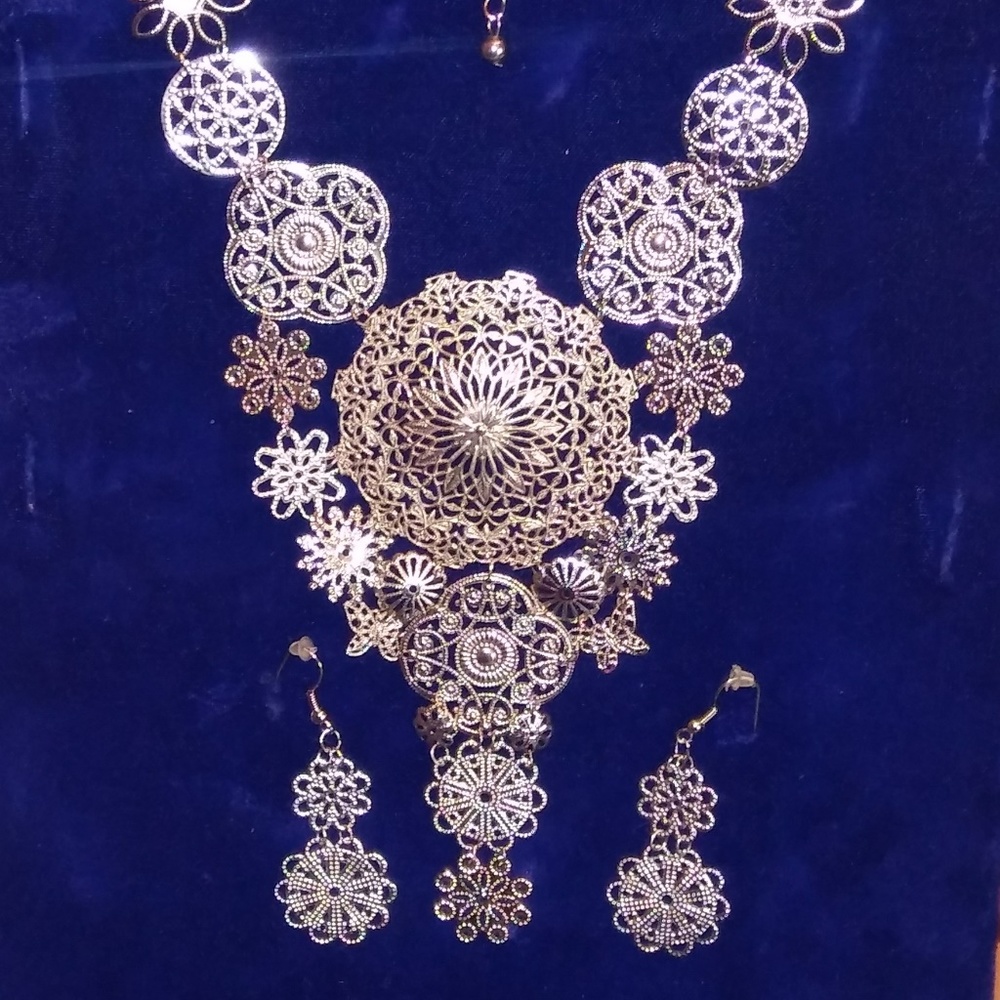 Necklace and ear set